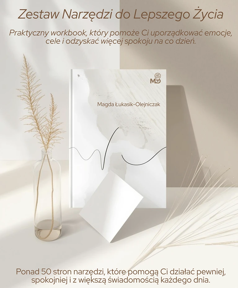 skoroszyt, długopis w dłoni